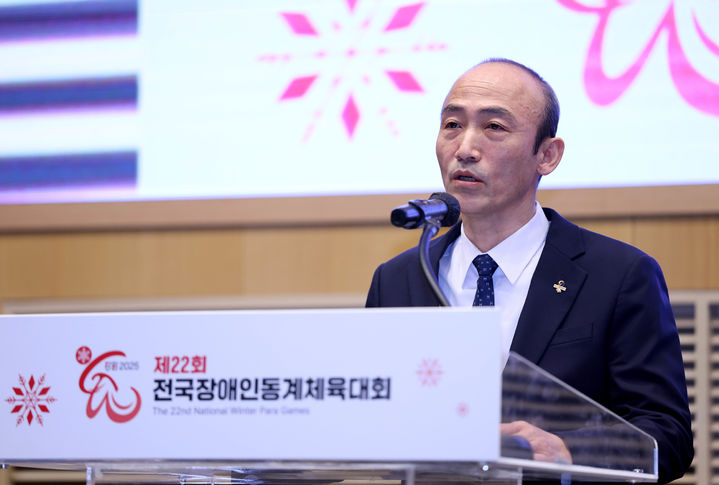[서울=뉴시스] 정진완 대한장애인체육회 회장이 14일 강릉 라카이샌드파인리조트 라카이홀에서 열린 제22회 전국장애인동계체육대회 폐회식에서 폐회사를 하고 있다. (사진=대한장애인체육회 제공) 2025.02.14 *재판매 및 DB 금지