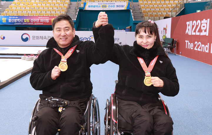[서울=뉴시스] 제22회 전국장애인동계체육대회 MVP를 수상한 경남 휠체어컬링 정태영(왼쪽)과 조민경. (사진=대한장애인체육회 제공) 2025.02.14. *재판매 및 DB 금지