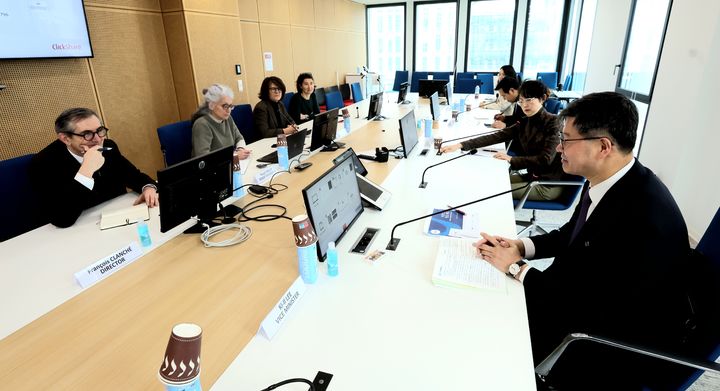 [서울=뉴시스] 이기일 보건복지부 제1차관이 프랑스 현지에서 당국자들과 저출생 고령화, 연금 제도 관련 논의를 하는 모습 (사진=보건복지부 제공) 2025.02.14. photo@newsis.com *재판매 및 DB 금지