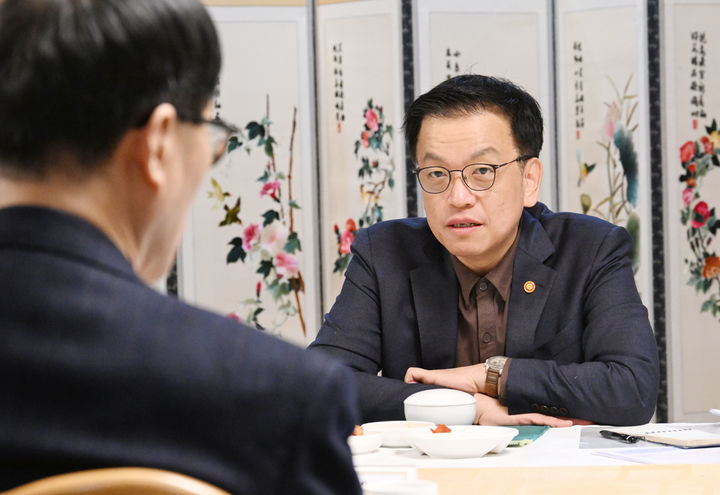 [서울=뉴시스] 최진석 기자 = 최상목 대통령 권한대행 부총리 겸 기획재정부 장관이 14일 서울 종로구 정부서울청사에서 '거시경제·금융현안 간담회'(F4 회의)를 주재하고 있다. (사진=기획재정부 제공) 2025.02.14. photo@newsis.com *재판매 및 DB 금지