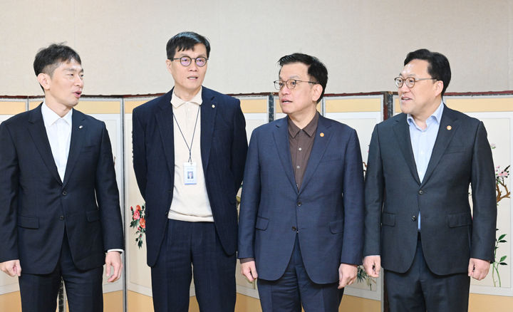 [서울=뉴시스] 최진석 기자 = 최상목 대통령 권한대행 부총리 겸 기획재정부 장관이 14일 서울 종로구 정부서울청사에서 열린 '거시경제·금융현안 간담회'(F4 회의)에 앞서 기념촬영하고 있다. 왼쪽부터 이복현 금감원장, 이창용 한국은행 총재, 최 대통령 권한대행, 김병환 금융위원장. (사진=기획재정부 제공) 2025.02.14. photo@newsis.com *재판매 및 DB 금지