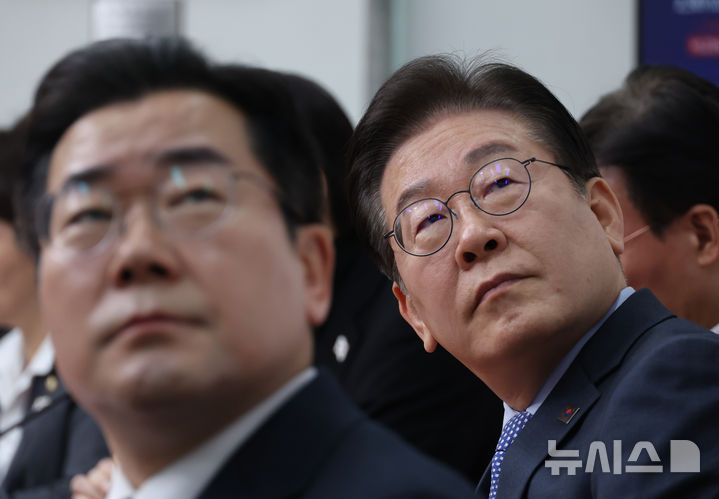 [서울=뉴시스] 고승민 기자 = 이재명 더불어민주당 대표와 박찬대 원내대표가 14일 서울 여의도 국회에서 열린 최고위원회의에서 전현희 의원의 발표자료를 바라보고 있다. 2025.02.14. kkssmm99@newsis.com