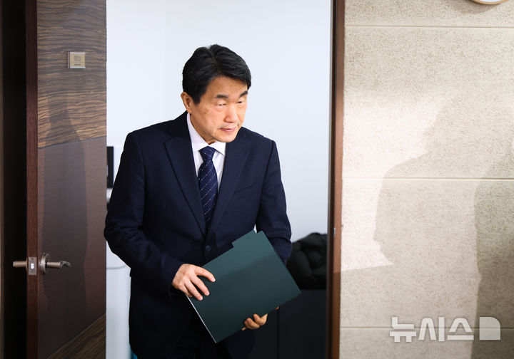 [서울=뉴시스] 황준선 기자 = 이주호 부총리 겸 교육부 장관이 지난 14일 오전 서울 여의도 한국교육시설안전원에서 학교구성원 정신건강 관리 및 안전 대책을 주제로 열린 제66차 함께차담회에 참석하는 모습. 2025.02.14. hwang@newsis.com