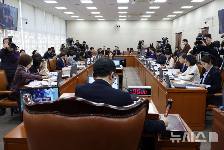 [서울=뉴시스] 고승민 기자 = 박주민 국회 보건복지위원장이 14일 서울 여의도 국회에서 보건복지위원회 전체회의를 개의하고 있다. 2025.02.14. kkssmm99@newsis.com