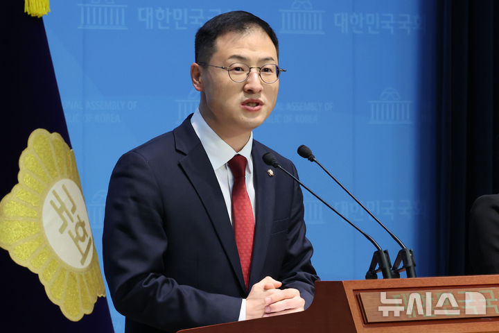 [서울=뉴시스] 조성우 기자 = 김상욱 국민의힘 의원이 14일 오전 서울 여의도 국회 소통관에서 울산시당위원장 사퇴 기자회견을 하고 있다. 2025.02.14. xconfind@newsis.com