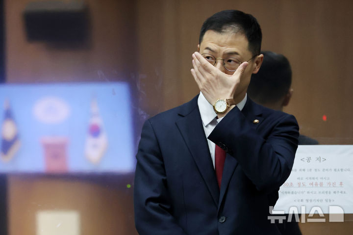 [서울=뉴시스] 조성우 기자 = 김상욱 국민의힘 의원이 14일 오전 서울 여의도 국회 소통관에서 울산시당위원장 사퇴 기자회견을 하기 위해 기다리고 있다. 2025.02.14. xconfind@newsis.com