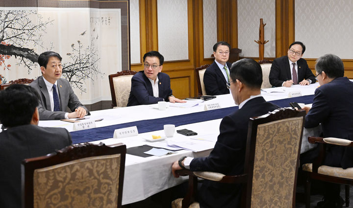 [서울=뉴시스] 최진석 기자 = 최상목 대통령 권한대행 부총리 겸 기획재정부 장관이 14일 서울 종로구 정부서울청사에서 대외경제현안간담회를 주재하고 있다. (사진=기획재정부 제공) 2025.02.14. photo@newsis.com *재판매 및 DB 금지