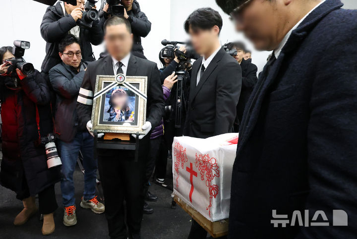 [대전=뉴시스] 강종민 기자 = 고 김하늘 양의 발인식이 이뤄진 14일 오전 하늘 양의 운구행렬이 대전 서구 건양대병원 영결식장을 나서고 있다. 2025.02.14. ppkjm@newsis.com