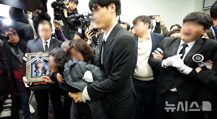 [대전=뉴시스] 강종민 기자 = 고 김하늘 양의 발인식이 14일 오전 대전 서구 건양대병원 장례식장에 열렸다. 하늘 양의 영정사진 앞에서 유가족이 오열하고 있다. 2025.02.14. ppkjm@newsis.com