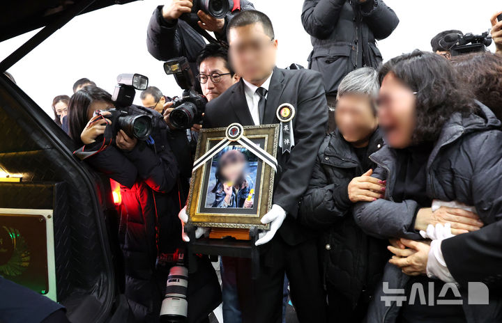 [대전=뉴시스] 강종민 기자 = 14일 오전 대전 서구 건양대병원 장례식장에서 열린 고 김하늘 양의 발인식에서 유가족들이 하늘 양의 이름을 부르며 오열하고 있다. 2025.02.14. ppkjm@newsis.com