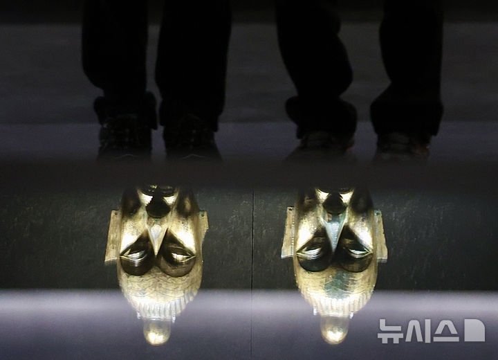 [서울=뉴시스] 김명년 기자 = 14일 오전 서울 용산구 국립중앙박물관 ’선사 고대관‘에 금동 얼굴 모양 장식이 전시돼 있다. 국립중앙박물관은 1층 상설전시 중 구석기실, 신석기실, 청동기실, 고조선 부여 삼한실, 고구려실 개편하고 어린이를 위한 '배움 공간'도 조성했다. 2025.02.14. kmn@newsis.com