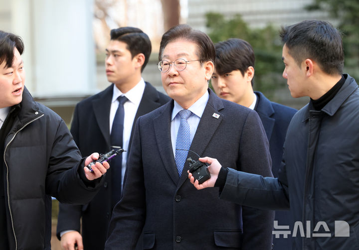 [서울=뉴시스] 김금보 기자 = 이재명 더불어민주당 대표가 14일 오전 서울 서초구 서울중앙지방법원에서 열린 '대장동 배임 및 성남FC 뇌물 의혹' 관련 특정범죄가중처벌등에관한법률위반 공판에 출석하고 있다. 2025.02.14. kgb@newsis.com