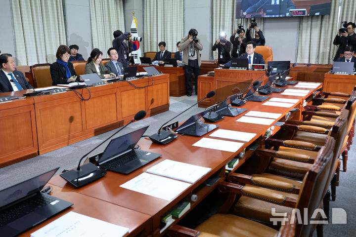 [서울=뉴시스] 조성우 기자 = 14일 오전 서울 여의도 국회에서 열린 운영위원회 전체회의에서 헌법재판소 재판관 마은혁 임명 촉구 결의안을 의결하며 의사봉을 두드리고 있다. 2025.02.14. xconfind@newsis.com