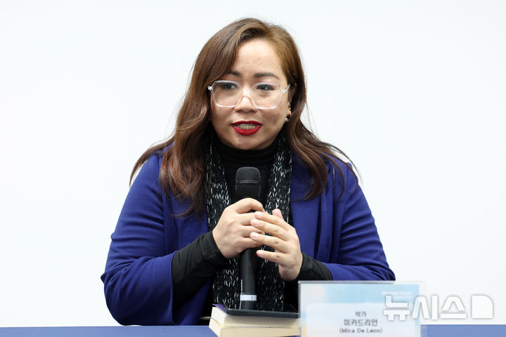 [서울=뉴시스] 박진희 기자 = 필리핀 소설 '러브 온 더 세컨드 리드' 작가 미카 드 리언(Mica De Leon)이 14일 서울 중구 한국국제교류문화재단(KF) 글로벌센터에서 한세예스 24 문화재단 '동남아시아문학총서 4~6 권' 출간 기념 기자간담회에 참석하여 작품을 소개하고 있다. 동남아시아문학총서 출간은 한세예스 24 문화재단이 한국과 동남아시아 국가 간 문화 교류 증진을 위해 동남아시아 각국의 문학적 정수를 모아 국내에 소개하는 사업이며, 올해 출간한 3권은 필리핀 국민작가 닉 호아킨(Nick Joaquin)의 '배꼽 두 개인 여자'와 '열대 고딕 이야기', 현대 로맨스 소설 작가 미카드 리언(Mica De Leon)'의 '러브 온 더 세컨드 리드' 등 필리핀의 역사적 서사부터 현대적 감성을 아우르는 작품이다.2025.02.14. pak7130@newsis.com