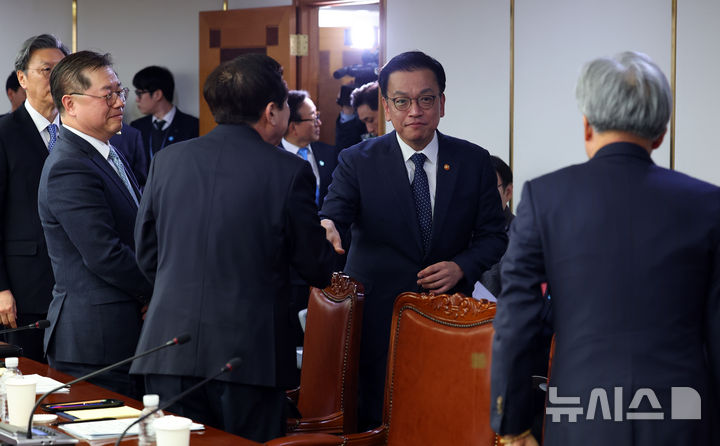 [서울=뉴시스] 최진석 기자 = 최상목 대통령 권한대행 부총리 겸 기획재정부 장관이 14일 서울?마포구?한국경영자총협회(경총)회관에서 열린 정부·경제6단체 일자리창출 협약식에 입장하며 참석자들과 인사를 하고 있다. 2025.02.14. myjs@newsis.com