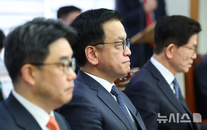 [서울=뉴시스] 최진석 기자 = 최상목 대통령 권한대행 부총리 겸 기획재정부 장관이 14일 서울?마포구?한국경영자총협회(경총)회관에서 열린 정부·경제6단체 일자리창출 협약식에서 생각에 잠겨있다. 2025.02.14. myjs@newsis.com