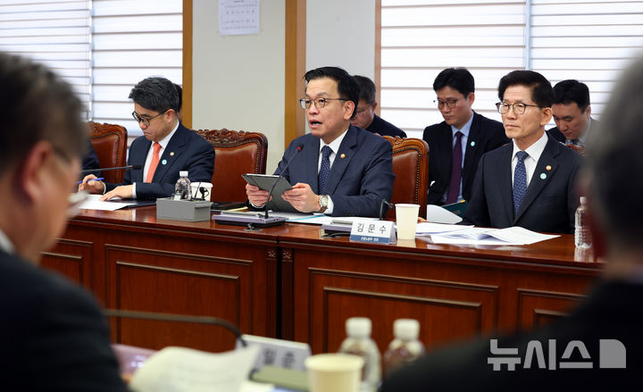 [서울=뉴시스] 최진석 기자 = 최상목 대통령 권한대행 부총리 겸 기획재정부 장관이 14일 서울 마포구 한국경영자총협회(경총)회관에서 열린 민생경제점검회의에서 발언하고 있다. 2025.02.14. myjs@newsis.com