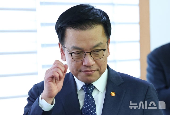 [서울=뉴시스] 최진석 기자 = 최상목 대통령 권한대행 부총리 겸 기획재정부 장관이 14일 서울 마포구 한국경영자총협회(경총)회관에서 열린 정부·경제6단체 일자리창출 협약식을 마친 후 자리로 향하며 안경을 고쳐쓰고 있다. 2025.02.14. myjs@newsis.com