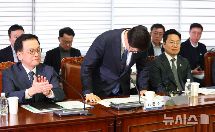 [서울=뉴시스] 최진석 기자 = 김문수 고용노동부 장관이 14일 서울 마포구 한국경영자총협회(경총)회관에서 열린 민생경제점검회의에서 발언 후 경제단체 대표들을 향해 인사하고 있다. 2025.02.14. myjs@newsis.com