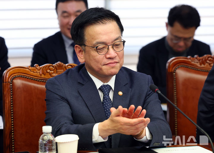 [서울=뉴시스] 최진석 기자 = 최상목 대통령 권한대행 겸 기획재정부 장관이 14일 서울 마포구 한국경영자총협회(경총)회관에서 열린 민생경제점검회의에서 김문수 고용노동부 장관 발언을 경청 후 박수치고 있다. 2025.02.14. myjs@newsis.com