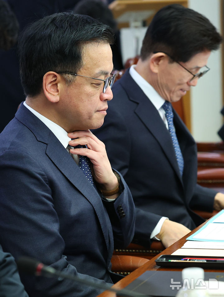 [서울=뉴시스] 최진석 기자 = 최상목 대통령 권한대행 부총리 겸 기획재정부 장관이 14일 서울 마포구 한국경영자총협회(경총)회관에서 열린 정부·경제6단체 일자리창출 협약식에 입장해 넥타이를 만지고 있다. 2025.02.14. myjs@newsis.com