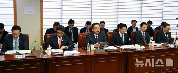 [서울=뉴시스] 최진석 기자 = 최상목 대통령 권한대행 부총리 겸 기획재정부 장관이 14일 서울 마포구 한국경영자총협회(경총)회관에서 열린 민생경제점검회의에서 발언하고 있다. 2025.02.14. myjs@newsis.com