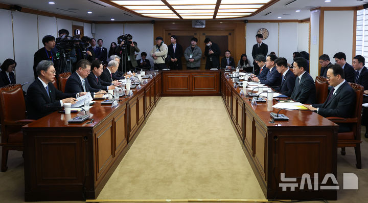 [서울=뉴시스] 최진석 기자 = 최상목 대통령 권한대행 부총리 겸 기획재정부 장관이 14일 서울 마포구 한국경영자총협회(경총)회관에서 열린 민생경제점검회의에서 발언하고 있다. 2025.02.14. myjs@newsis.com