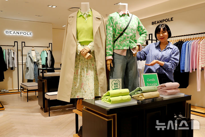 광주신세계 4층 빈폴레이디스 매장에서 화사한 봄 신상품을 선보이고 있다. (사진=광주신세계 제공) photo@newsis.com *재판매 및 DB 금지