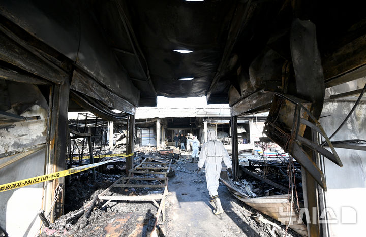 [광주=뉴시스] 김혜인 기자 = 14일 오전 불이 난 광주 광산구 송정5일장에서 경찰·소방·국립과학수사연구원의 합동감식이 진행되고 있다.·2025.02.14. hyein0342@newsis.com