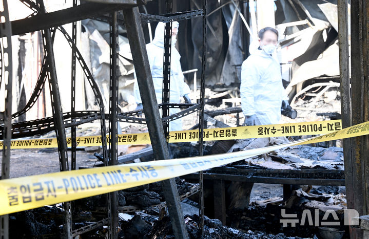 [광주=뉴시스] 김혜인 기자 = 14일 오전 불이 난 광주 광산구 송정5일장에서 경찰·소방·국립과학수사연구원의 합동감식이 진행되고 있다.·2025.02.14. hyein0342@newsis.com