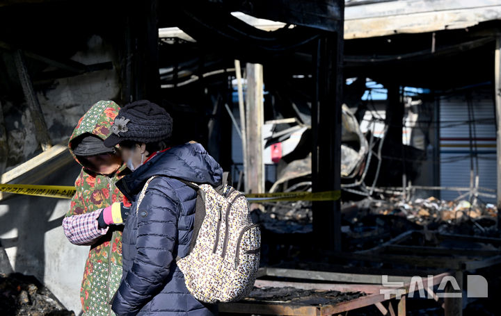 [광주=뉴시스] 김혜인 기자 = 14일 오전 불이 난 광주 광산구 송정5일장에서 시장 상인들이 화재 현장을 바라보고 있다. 2025.02.14. hyein0342@newsis.com