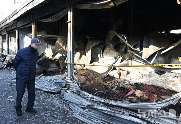 [광주=뉴시스] 김혜인 기자 = 14일 오전 불이 난 광주 광산구 송정5일장에서 시장 상인들이 화재 현장을 바라보고 있다. 2025.02.14. hyein0342@newsis.com