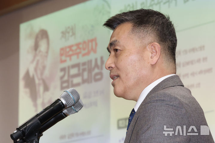 [서울=뉴시스] 권창회 기자 = 14일 오전 서울 여의도 국회 의원회관에서 열린 제9회 민주주의자 김근태상 시상식에서 전년도 수상자인 박정훈 해병대 대령이 인사말을 하고 있다. 2025.02.14. kch0523@newsis.com