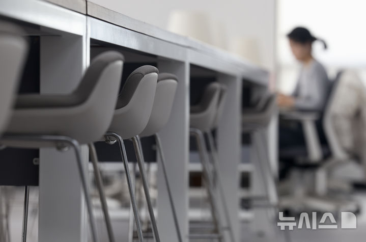 [서울=뉴시스] 김명년 기자 = 14일 오후 서울시내 한 대학교 도서관에서 학생이 공부하고 있다. 2025.02.14. kmn@newsis.com