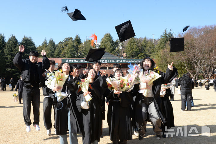 [울산=뉴시스] 배병수 기자 = 울산대학교 제52회 학위수여식이 열린 14일 오전 대학교 본관 앞 중앙공원에서 졸업생들이 학사모들 던지며 졸업을 자축하고 있다. 2025.02.14.bbs@newsis.com.
