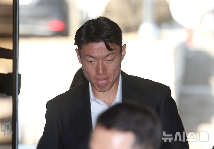 [서울=뉴시스] 김금보 기자 = 축구선수 황의조가 14일 오후 서울 서초구 서울중앙지방법원에서 열린 불법촬영 등 혐의 선고기일 공판에 출석하고 있다. 2025.02.14. kgb@newsis.com