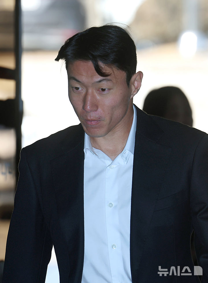 [서울=뉴시스] 김금보 기자 = 축구선수 황의조가 14일 오후 서울 서초구 서울중앙지방법원에서 열린 불법촬영 등 혐의 선고기일 공판에 출석하고 있다. 2025.02.14. kgb@newsis.com