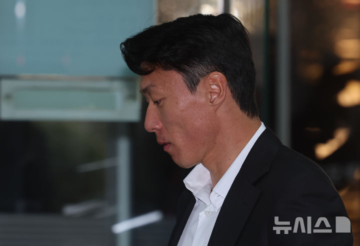 [서울=뉴시스] 김금보 기자 = 축구선수 황의조가 14일 오후 서울 서초구 서울중앙지방법원에서 열린 불법촬영 등 혐의 선고기일 공판에 출석하고 있다. 2025.02.14. kgb@newsis.com