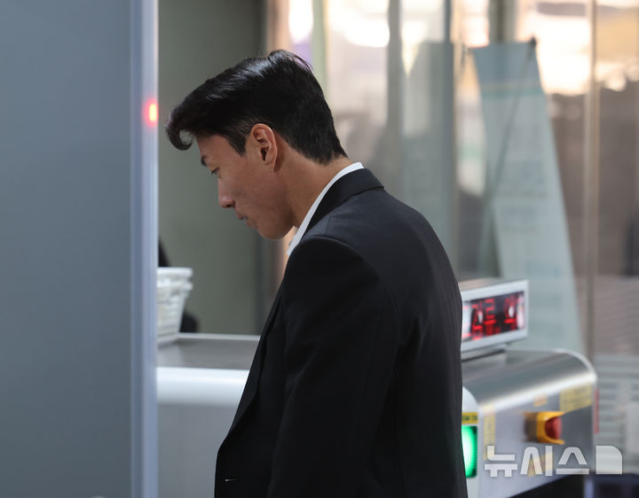 [서울=뉴시스] 김금보 기자 = 축구선수 황의조가 14일 오후 서울 서초구 서울중앙지방법원에서 열린 불법촬영 등 혐의 선고기일 공판에 출석하고 있다. 2025.02.14. kgb@newsis.com