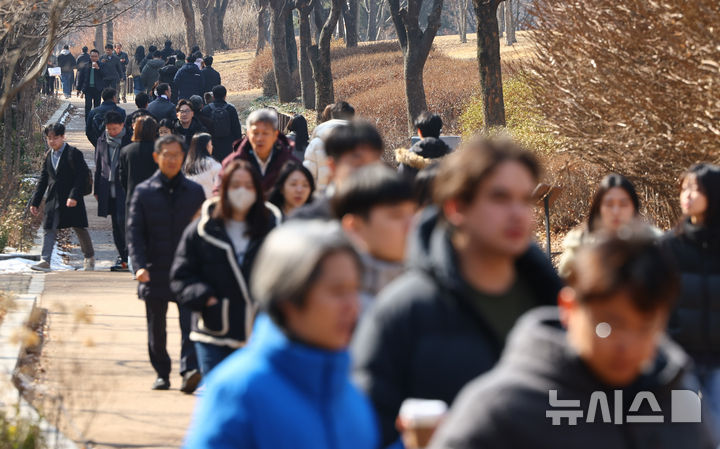 [서울=뉴시스] 황준선 기자 = 한낮 기온이 10도를 넘는 등 포근한 날씨를 보인 14일 서울 여의도공원을 찾은 시민들이 발걸음을 옮기고 있다. 2025.02.14. hwang@newsis.com