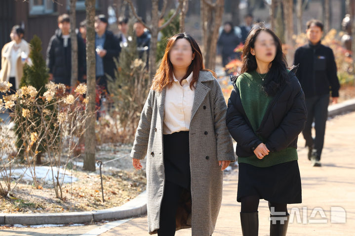 [서울=뉴시스] 황준선 기자 = 한낮 기온이 10도를 넘는 등 포근한 날씨를 보인 14일 서울 여의도공원에서 가벼운 차림의 시민들이 발걸음을 옮기고 있다. 2025.02.14. hwang@newsis.com