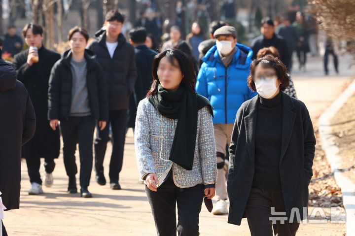 [서울=뉴시스] 황준선 기자 = 한낮 기온이 10도를 넘는 등 포근한 날씨를 보인 14일 서울 여의도공원에서 가벼운 차림의 시민들이 발걸음을 옮기고 있다. 2025.02.14. hwang@newsis.com