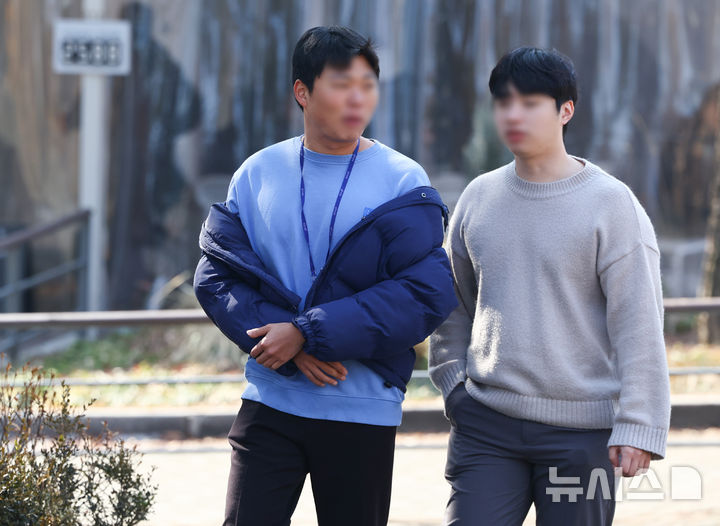 [서울=뉴시스] 황준선 기자 = 한낮 기온이 10도를 넘는 등 포근한 날씨를 보인 14일 서울 여의도공원에서 외투를 벗은 시민들이 발걸음을 옮기고 있다. 2025.02.14. hwang@newsis.com