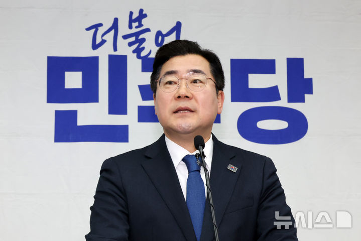 [서울=뉴시스] 조성우 기자 = 박찬대 더불어민주당 원내대표가 14일 오후 서울 여의도 국회에서 열린 의원총회에서 발언하고 있다. 2025.02.14. xconfind@newsis.com