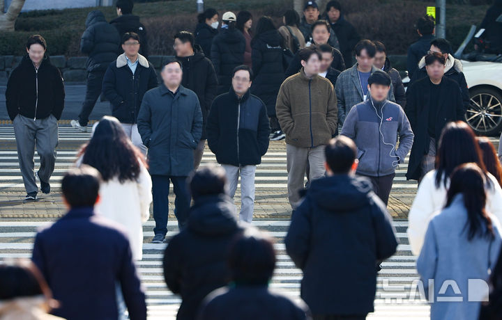 [서울=뉴시스] 황준선 기자 = 한낮 기온이 10도를 넘는 등 포근한 날씨를 보인 14일 서울 여의도공원 인근에서 가벼운 차림의 시민들이 발걸음을 옮기고 있다. 2025.02.14. hwang@newsis.com