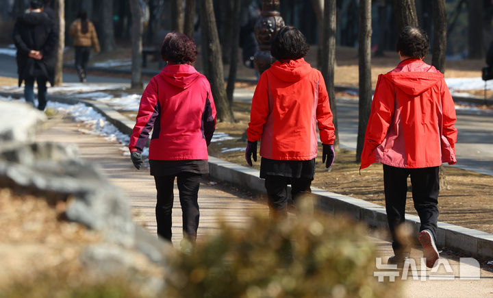[서울=뉴시스] 황준선 기자 = 한낮 기온이 10도를 넘는 등 포근한 날씨를 보인 14일 서울 여의도공원에서 가벼운 차림의 시민들이 발걸음을 옮기고 있다. 2025.02.14. hwang@newsis.com