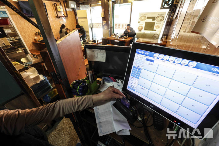 [서울=뉴시스] 김근수 기자 = 14일 서울 시내의 한 점포에서 점주가 신용카드로 음식을 결제하고 있다. 2025.02.14. ks@newsis.com