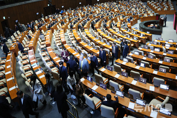 [서울=뉴시스] 권창회 기자 = 국민의힘 의원들이 14일 오후 서울 여의도 국회에서 열린 제422회 국회(임시회) 제6차 본회의에서 헌법재판소 재판관 마은혁 임명 촉구 결의안 상정에 반발하며 본회의장을 나서고 있다. 2025.02.14. kch0523@newsis.com