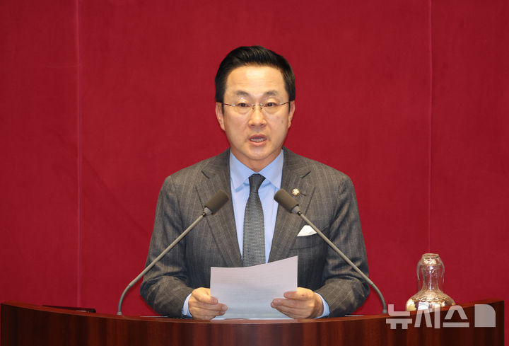 [서울=뉴시스] 고승민 기자 = 박성준 더불어민주당 원내수석부대표가 14일 서울 여의도 국회에서 열린 제422회 국회(임시회) 제6차 본회의에서 헌법재판소 재판관 마은혁 임명 촉구 결의안에 대한 제안설명을 하고 있다. 2025.02.14. kkssmm99@newsis.com