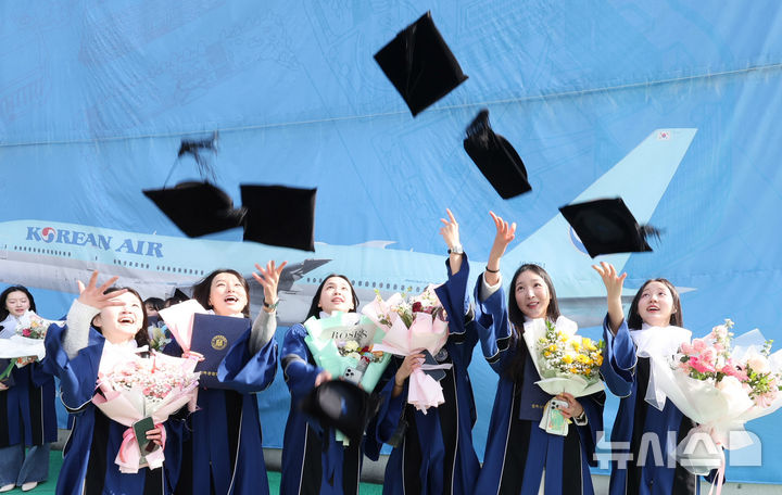 [인천=뉴시스] 전진환 기자 = 지난 14일 오후 인천 미추홀구 인하공업전문대학에서 열린 학위수여식에서 항공운항과 졸업생들이 학사모들 던지며 기념촬영을 하는 모습. 2025.02.14. amin2@newsis.com